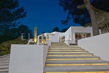 Испания – Ибица. Вилла современного дизайна с домом для гостей и  видом на море на продажу.