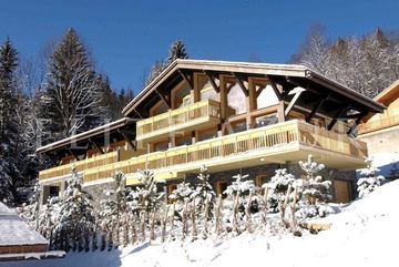 Шамони. Шале класса 5 звёзд имеет самые красивые виды на Альпы и купается в солнечном свете на протяжении всех зимних месяцев в аренду. 7 спален/14 взрослых и 3 ребёнка.